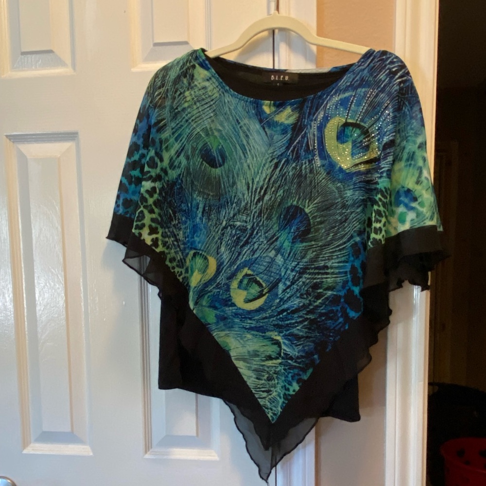 Pretty top. Peacock pattern.